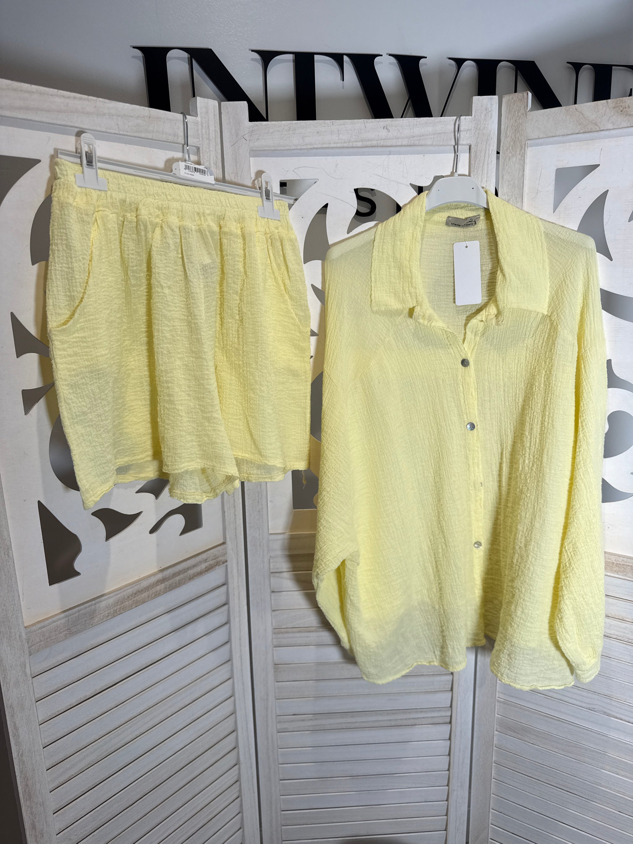 Camisa con botones y shorts de algodón elástico de Sarah