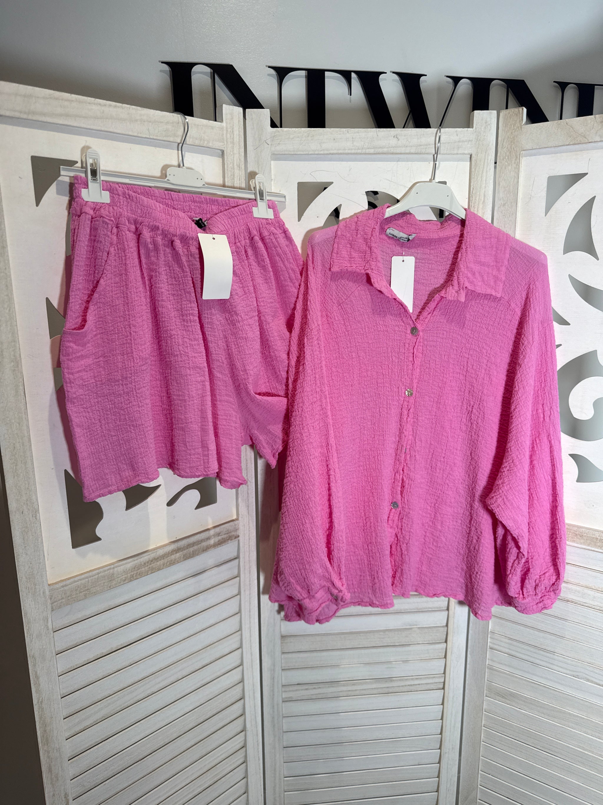 Camisa con botones y shorts de algodón elástico de Sarah