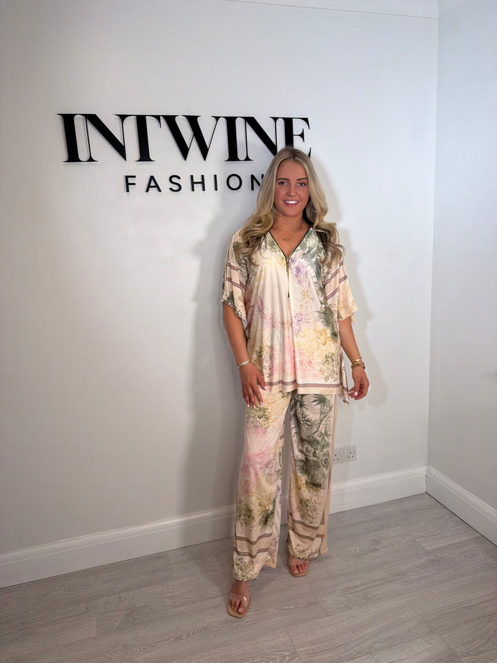 Tina Silky Patterned Set With Tassel Zip