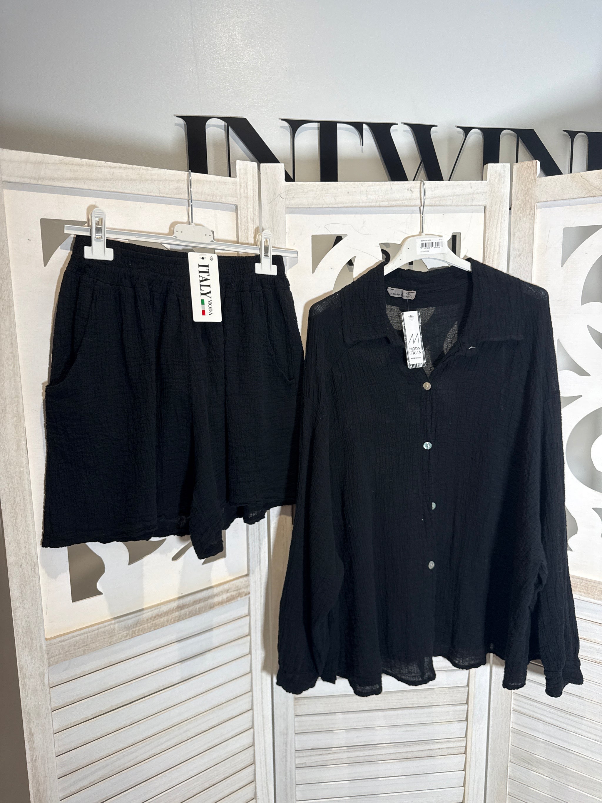 Camisa con botones y shorts de algodón elástico de Sarah