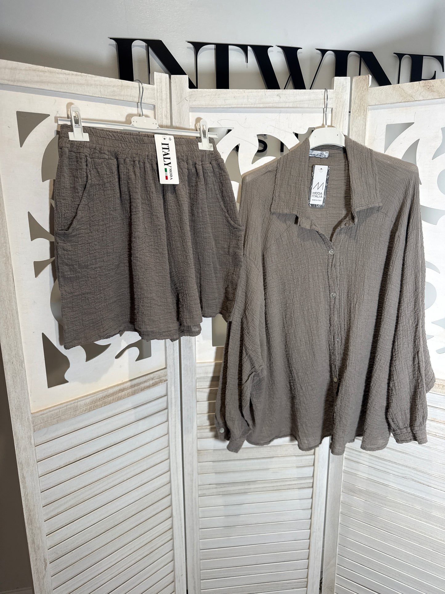 Camisa con botones y shorts de algodón elástico de Sarah