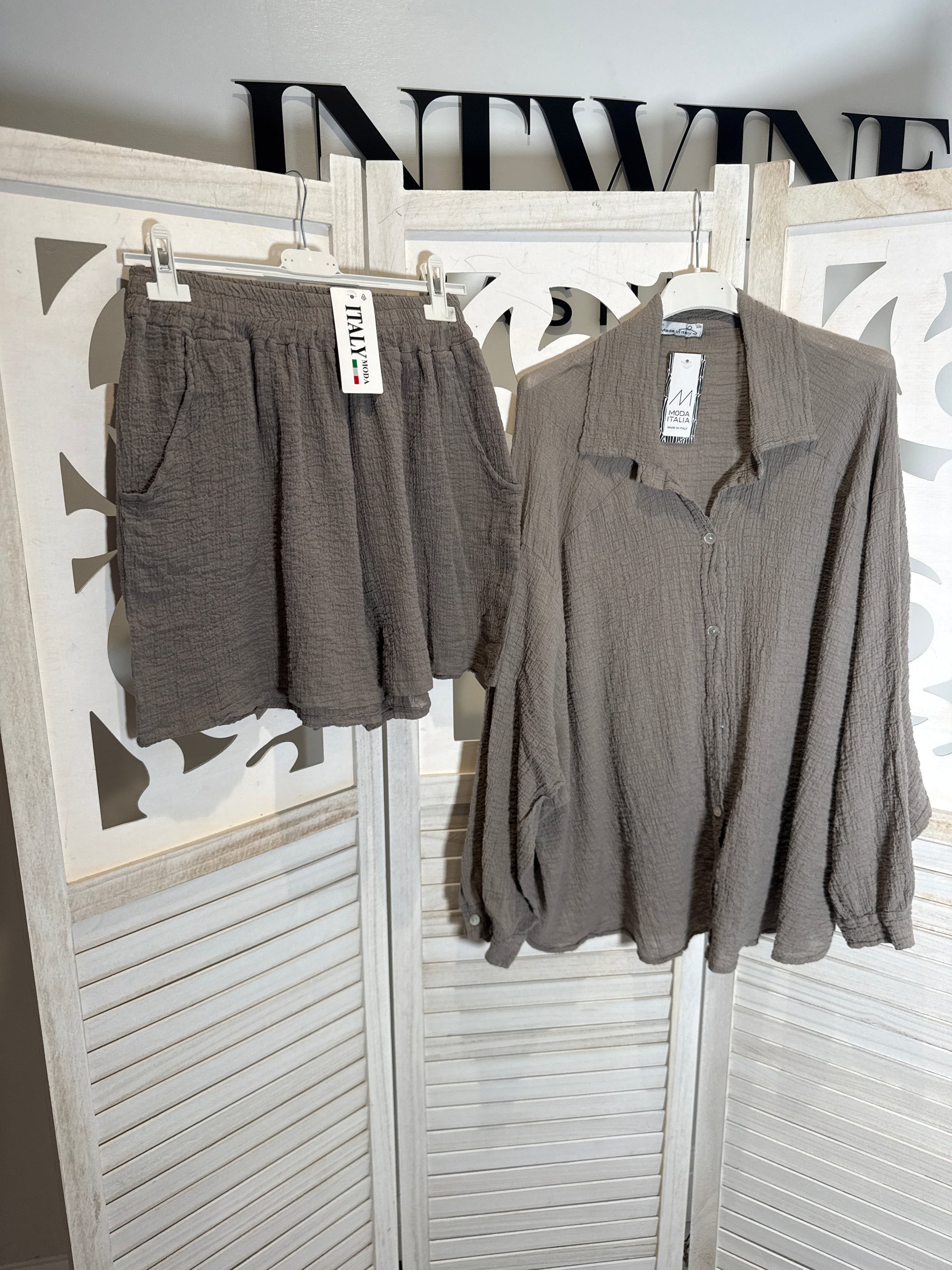 Camisa con botones y shorts de algodón elástico de Sarah