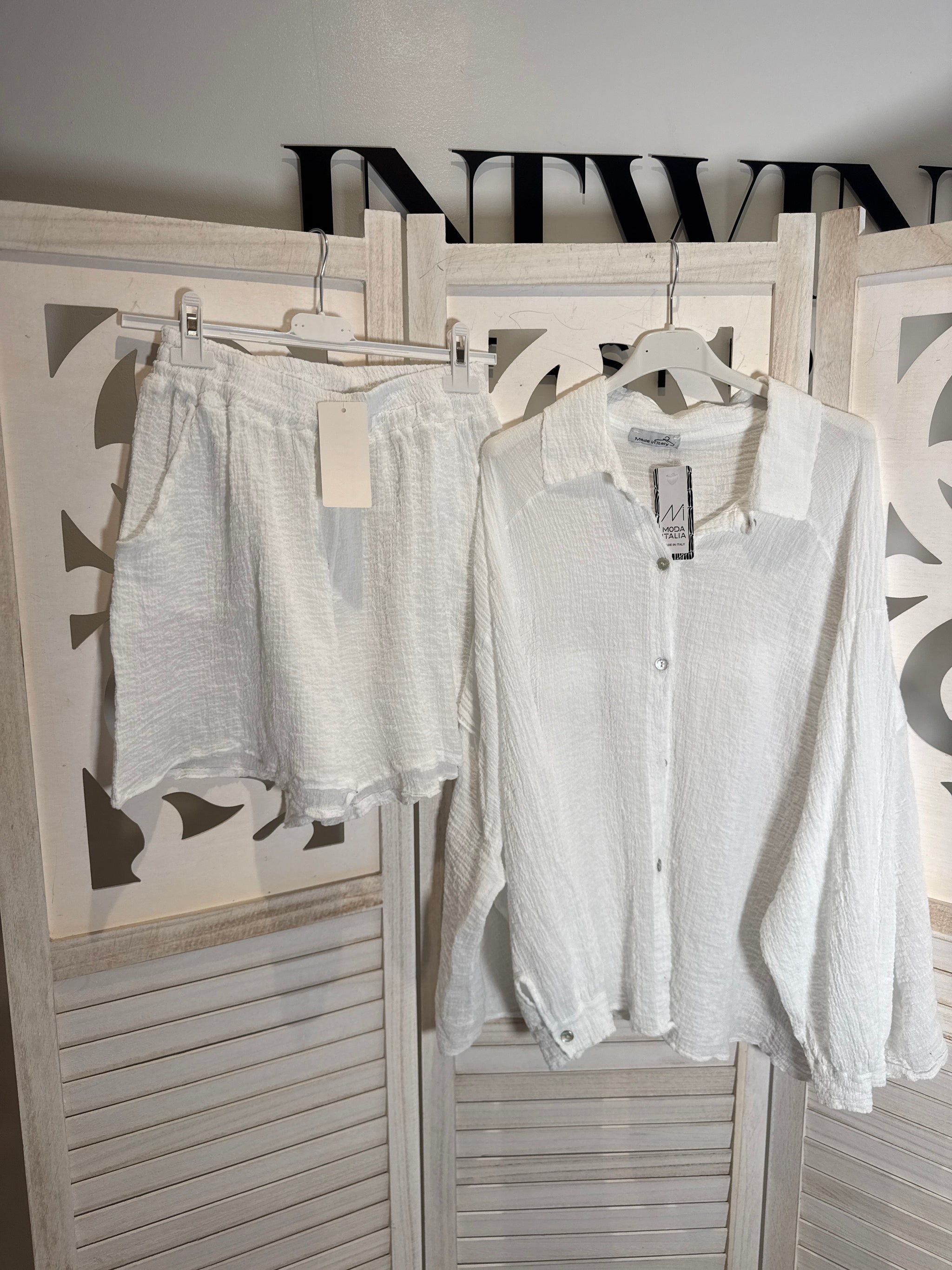 Camisa con botones y shorts de algodón elástico de Sarah